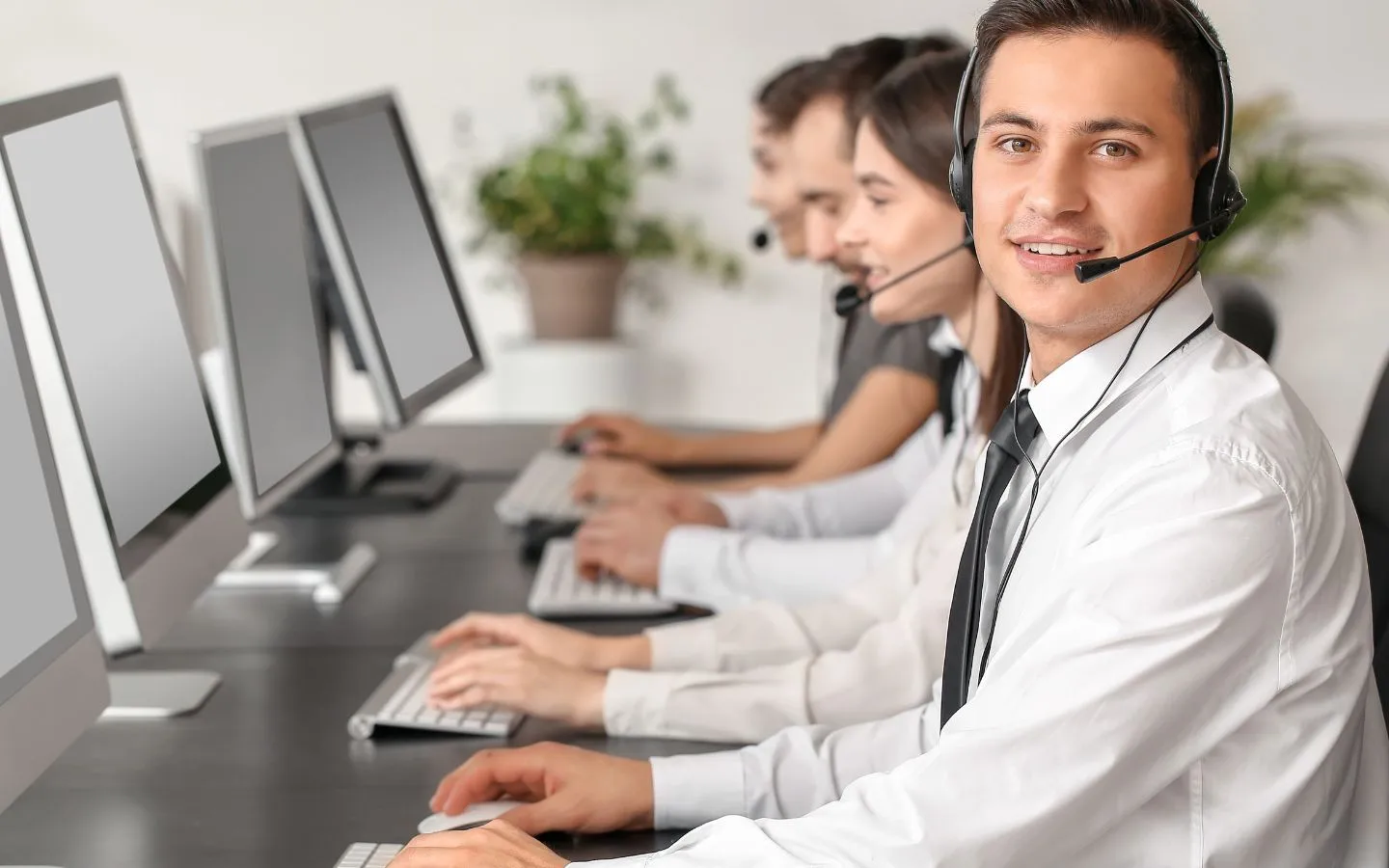 ภาพแสดงการทำงานของระบบ Call Center ในธุรกิจ โดยมีเจ้าหน้าที่รับสายและระบบคอลเซ็นเตอร์แบบดิจิทัล