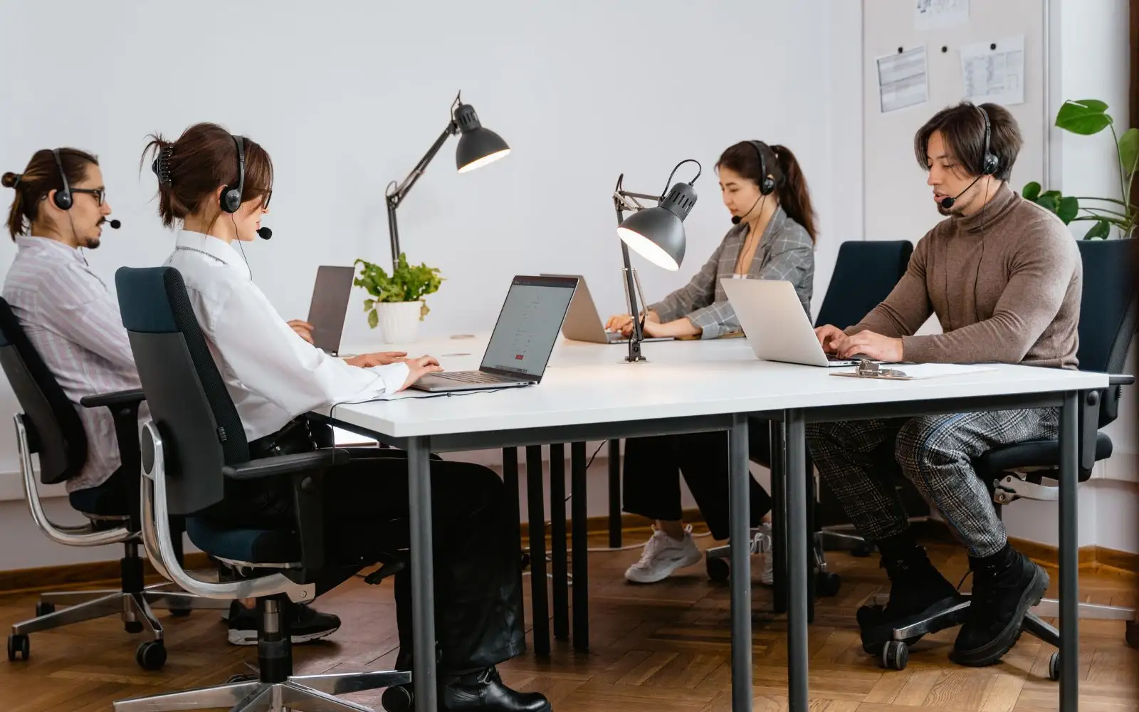 เพิ่มประสิทธิภาพองค์กรด้วย AI และ Admin Outsourcing Services ผ่านการทำงานอัตโนมัติ การตอบแชทลูกค้า การจัดการข้อมูล และงานธุรการแบบมืออาชีพ
