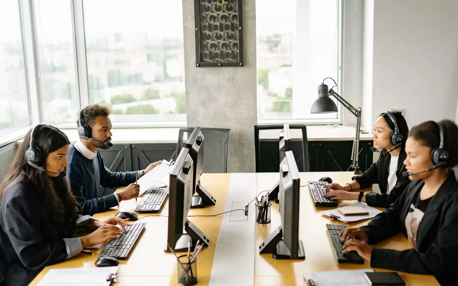 เปรียบเทียบความแตกต่างระหว่างระบบ Inbound vs Outbound Call Center แสดงลักษณะการทำงาน เป้าหมาย และบทบาทของเจ้าหน้าที่ในการให้บริการลูกค้าและการติดต่อเชิงรุกของธุรกิจ