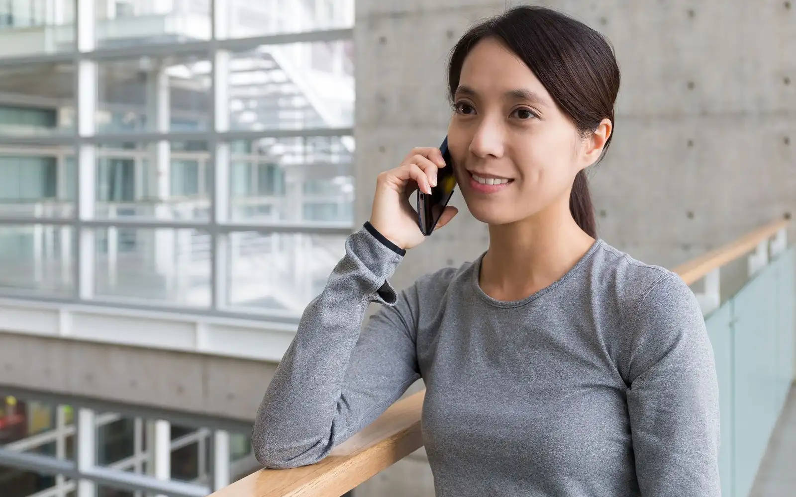 ลูกค้ากำลังใช้บริการ Call Center โดยพูดคุยกับเจ้าหน้าที่ผ่านชุดหูฟังเพื่อสอบถามข้อมูล ขอคำแนะนำ หรือแจ้งปัญหา พร้อมได้รับการดูแลอย่างรวดเร็ว สุภาพ และเป็นมืออาชีพ
