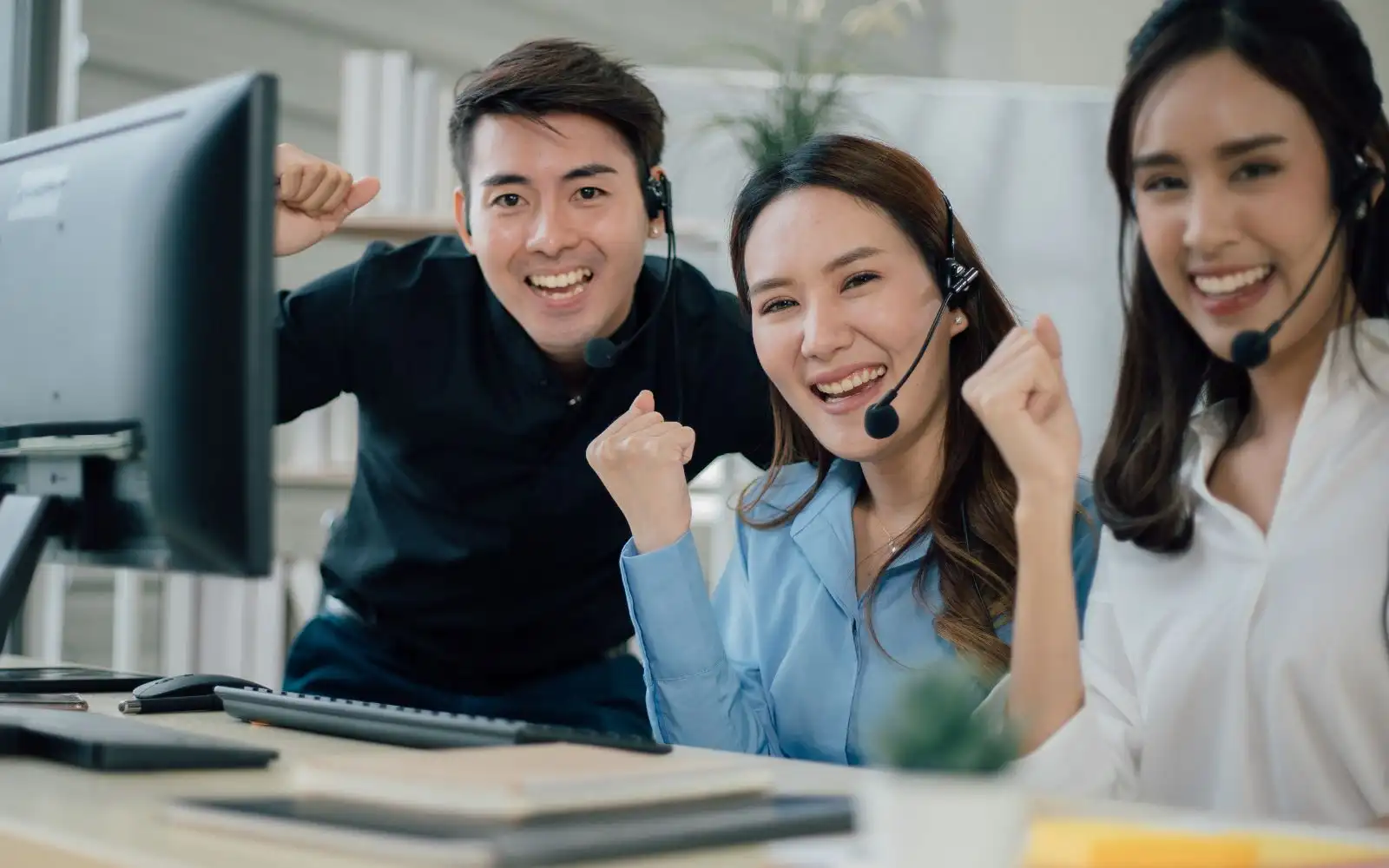 เจ้าหน้าที่ใช้ระบบ Call Center ดูแลลูกค้า รับสาย ตอบคำถาม ให้ข้อมูล และแก้ไขปัญหา เพื่อยกระดับประสบการณ์การบริการและเพิ่มความพึงพอใจของลูกค้า